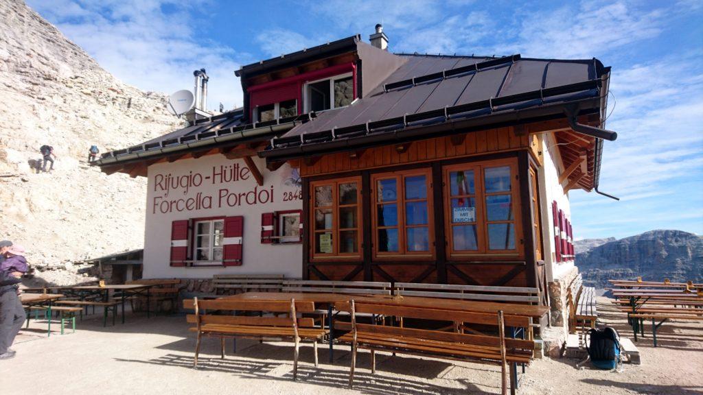 Forcella Pordoi Hutte: la funivia ha aperto da poco, non ci fermeremo se non qualche minuto per osservare il panorama