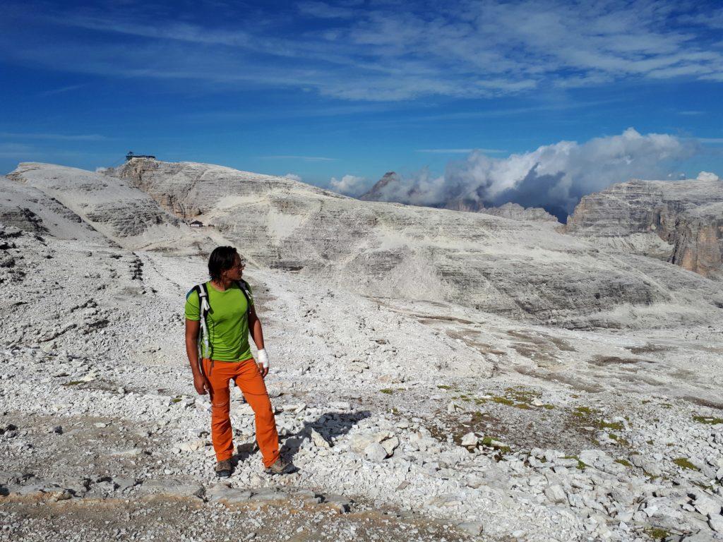 Davanti a noi si apre un paesaggio lunare: una serie di piattoni detritici con una grande valle al centro