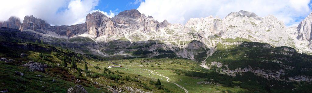 panorama della valle d&#039;Ambiez dal Rifugio Al Cacciatore: ci aspetta il taxi jeep per il rientro