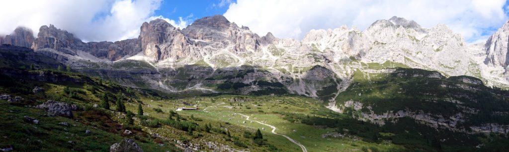 panorama della valle d'Ambiez dal Rifugio Al Cacciatore: ci aspetta il taxi jeep per il rientro