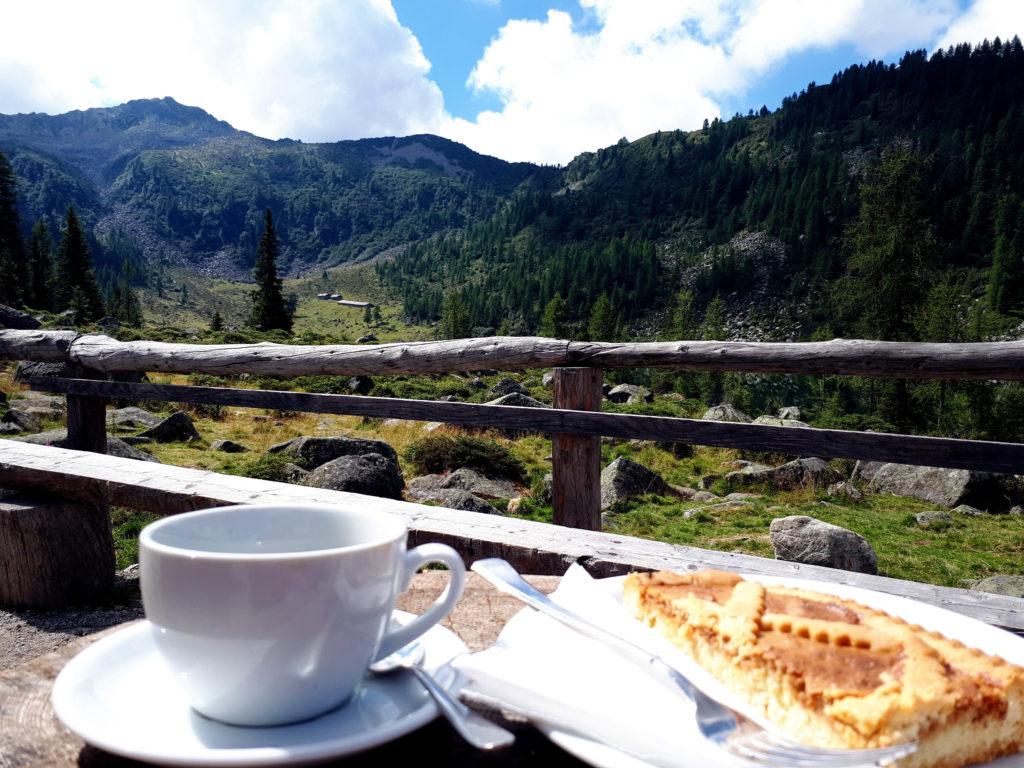 La colazione di Erica e la vista verso il passo che ci attende