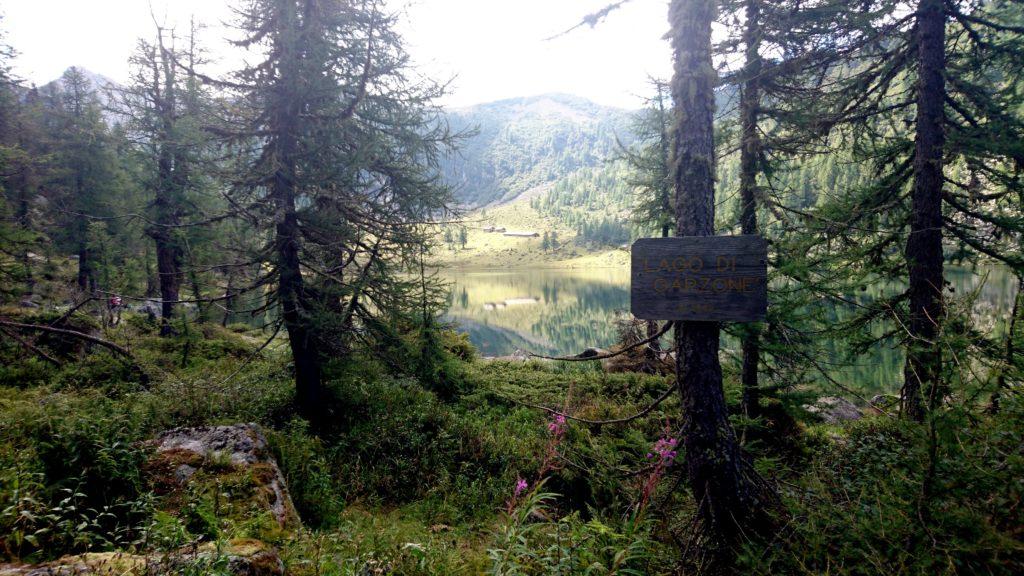 Si passa poi accanto al lago di Garzoné, collegato da uno stretto canalino a quello di San Giuliano