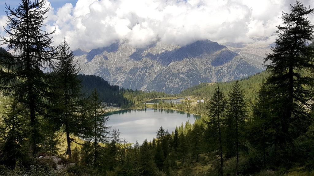 Man mano che si sale verso la forcella, la vista dei laghi diventa sempre più bella