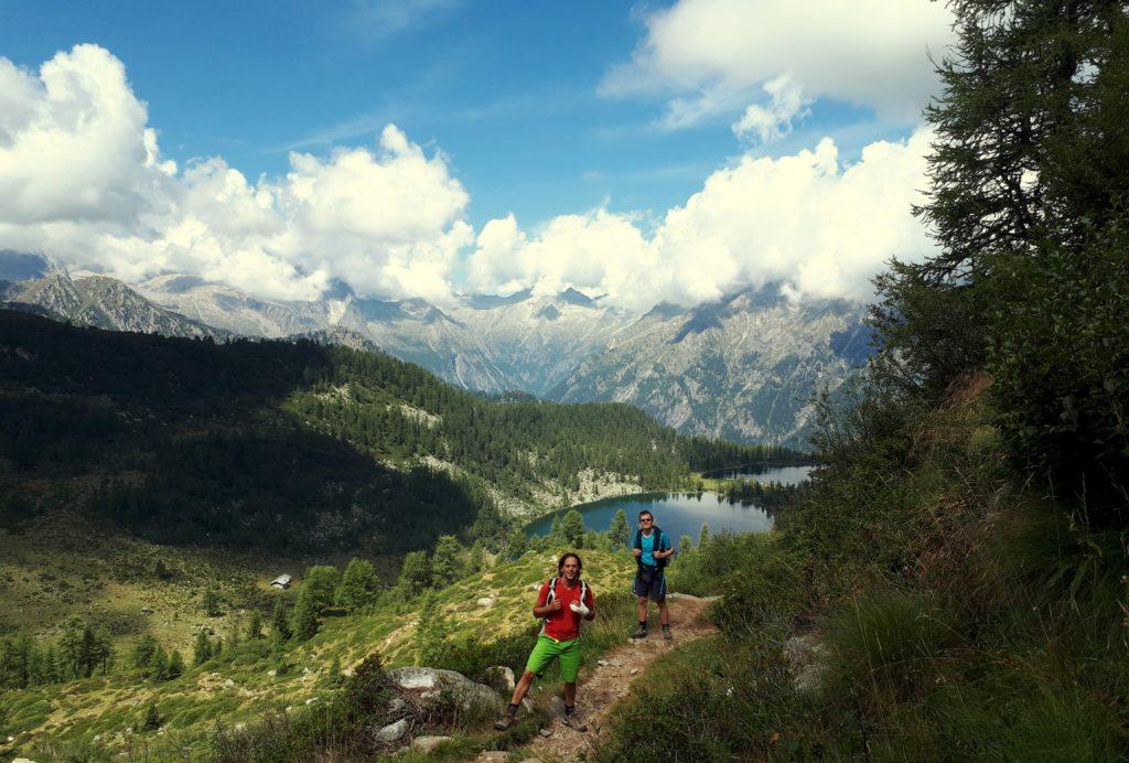 Io e mio fratello con il bel paesaggio dei laghi di San Giuliano