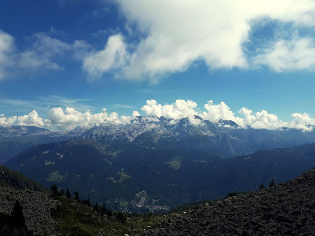 Giunti alla forcella, il versante opposto regala un'altrettanto splendida vista sul gruppo del Brenta