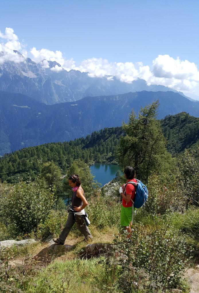 Dopo qualche minuto di discesa sul versante opposto, si inizia a vedere il bel lago di Vacarsa