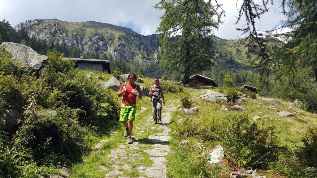 Poco sotto il lago, si passa dalla malga Campostril dalla quale bisogna prendere la strada lastricata in pietra che porta verso il parcheggio dove abbiamo lasciato la macchina