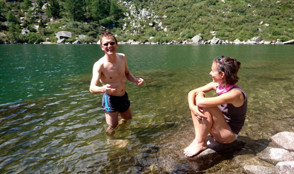 Mio fratello fa lo splendido nel lago di Vacarsa. In effetti l'acqua ha una temperatura piacevole. Non fosse per le 1000 famigliole che rompono i maroni, faremmo anche il bagnetto integrale