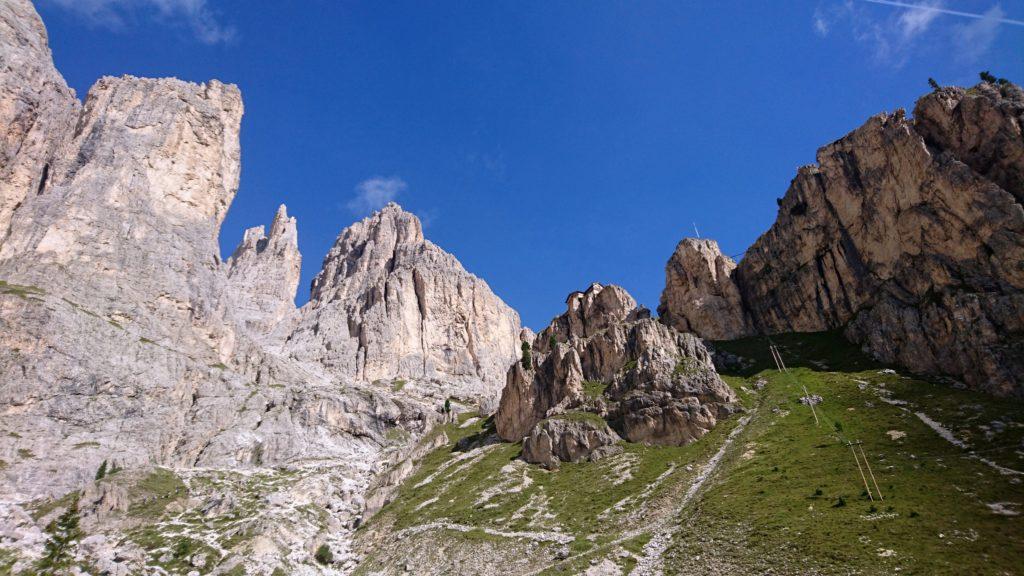 Siamo in vista del rifugio Vajolet che ci attende su quel promontorio, a non più di mezz'ora da Gardeccia