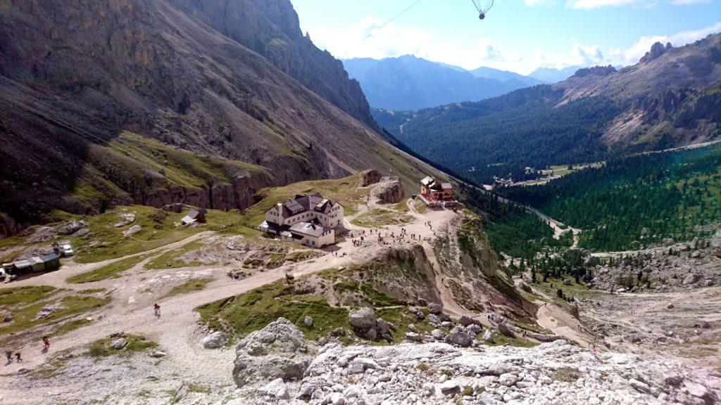 Ci incamminiamo quindi per roccette verso il rifugio Re Alberto I. Uno sguardo verso valle dal sentiero