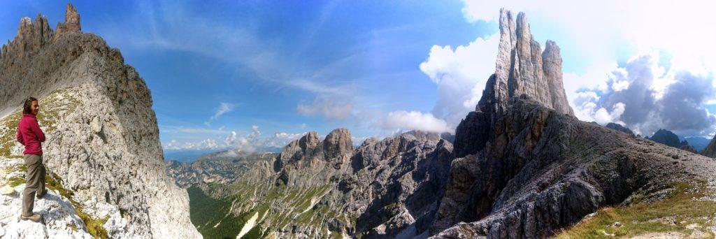 Panorama a 180° di Erica al passo che guarda le Torri del Vajolet di fronte