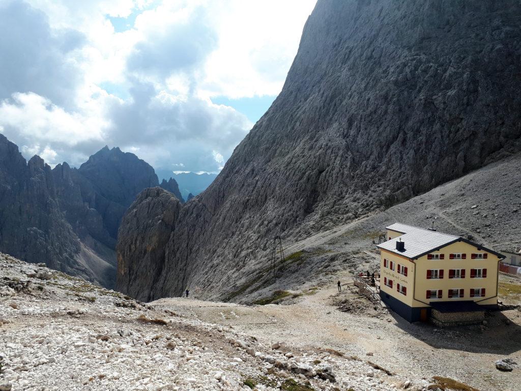 Vista del rifugio Re Alberto I. Purtroppo ci si arriva da una sola strada, così siamo costretti a scendere dalla stessa parte da cui siamo venuti