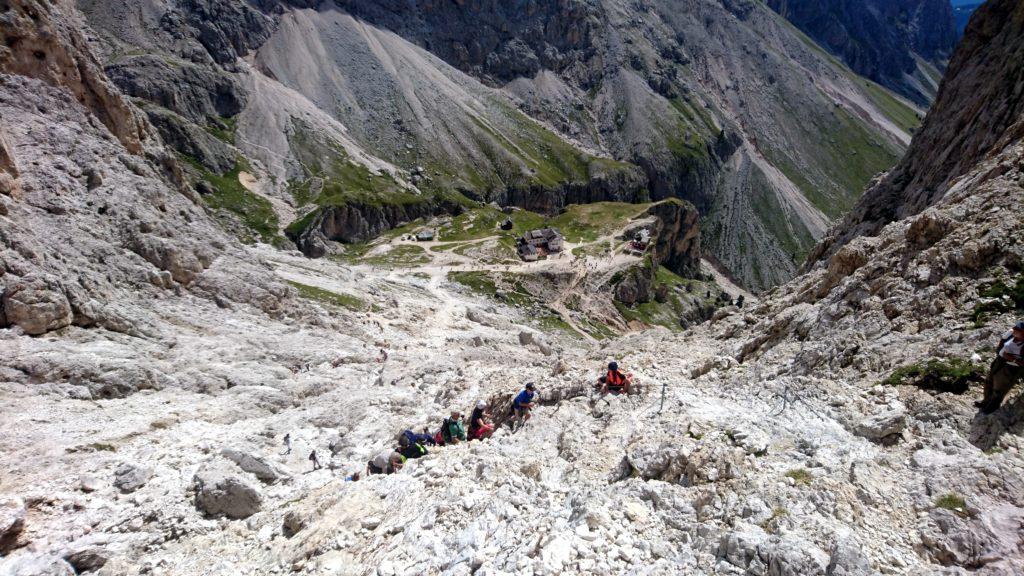 Il sentiero roccioso e sfasciumoso che collega il rifugio Vajolet col rifugio Re Alberto I