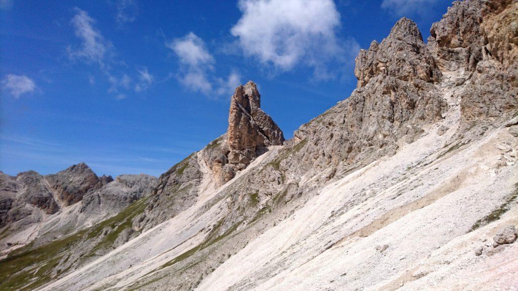 Uno sguardo ad un bel pinnacolo isolato visto da poco prima del passo