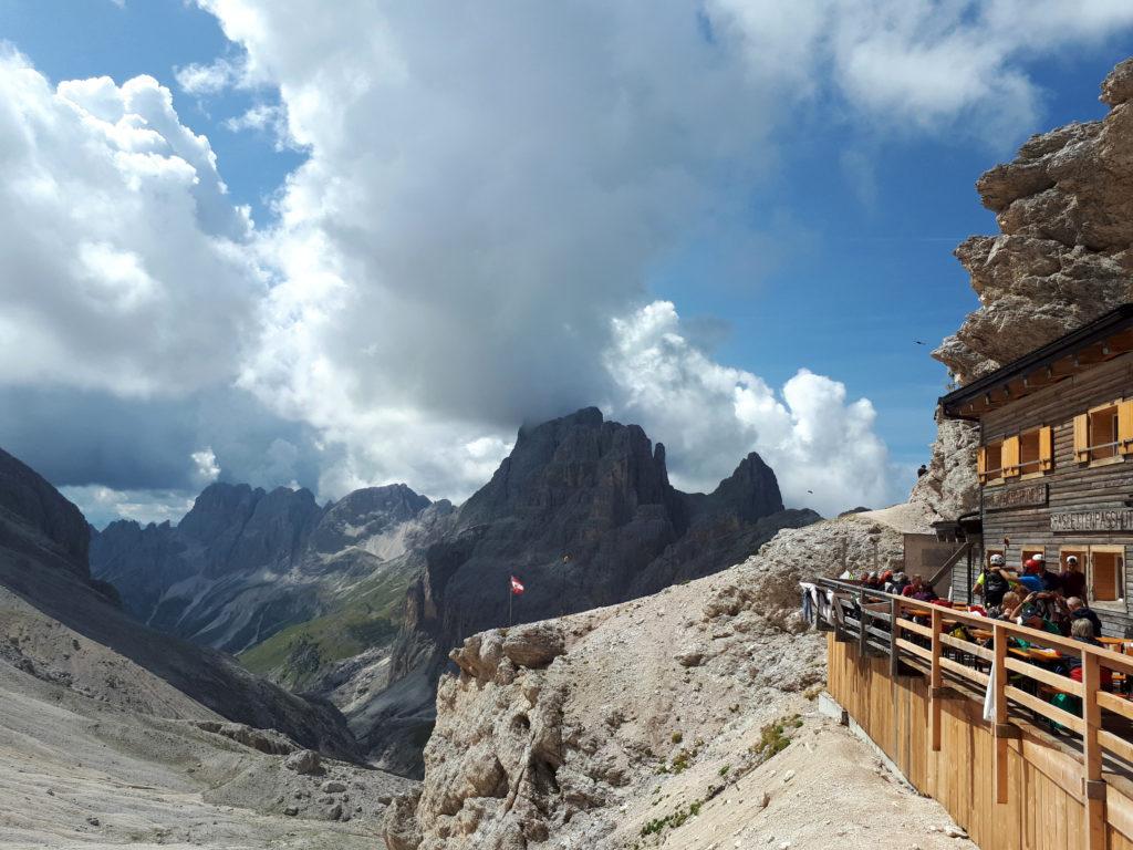 Vista dal rifugio di Passo Principe che batte bandiera della provincia autonoma di Trento