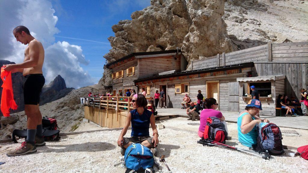 Erica riposa qualche minuto sulla piazzola di atterraggio dell'elicottero