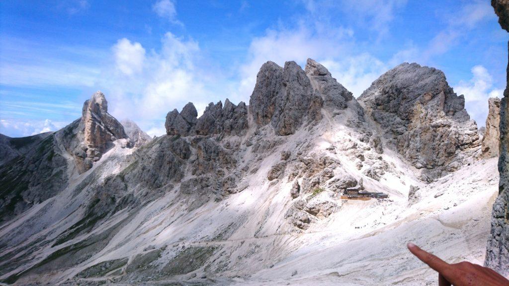 Ripartiamo dal passo e seguiamo il sentiero che porta verso il rifugio Antermoia. Ci sarebbe anche una ferrata ma con la mano steccata devo accontentarmi del sentiero