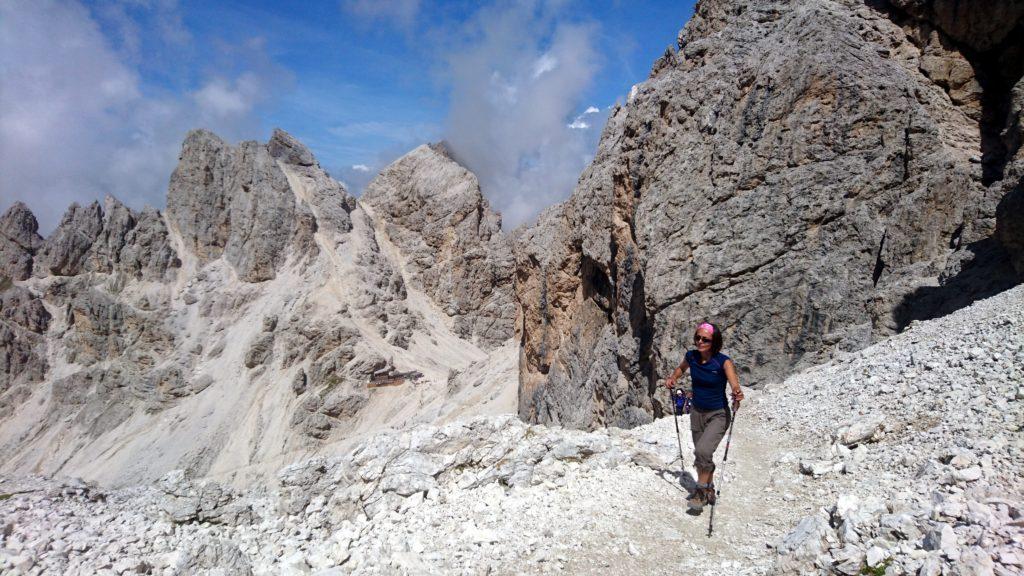 Si risale verso un passo che aggira la montagna e si scende nella valle dal lato opposto