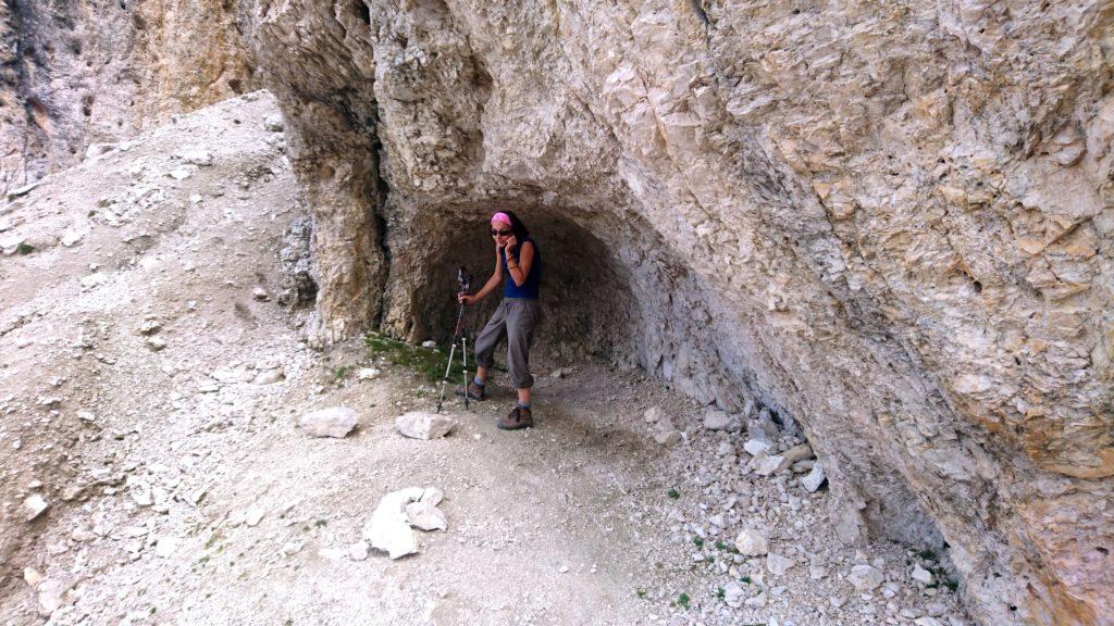 Erica gioca con una piccola nicchia naturale nella roccia