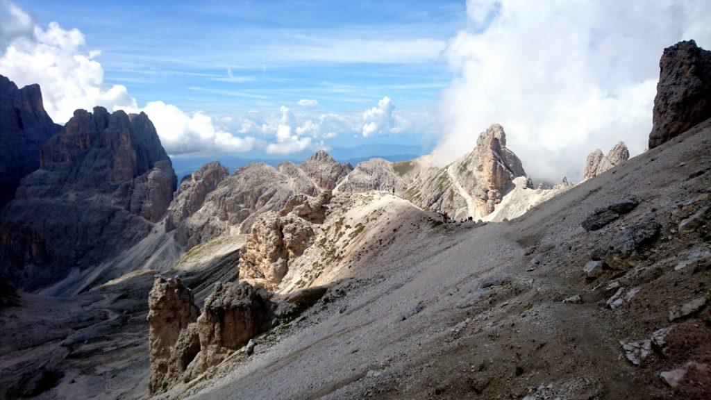 Stiamo aggirando la montagna. Vista verso il sentiero da cui proveniamo