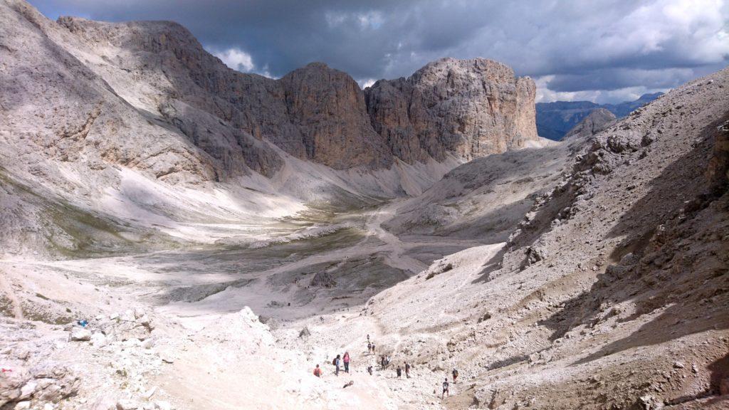 Ed ecco la bella vallata che conduce verso il rifugio Antermoia. Le nuvole regalano dei bellissimi giochi di luce