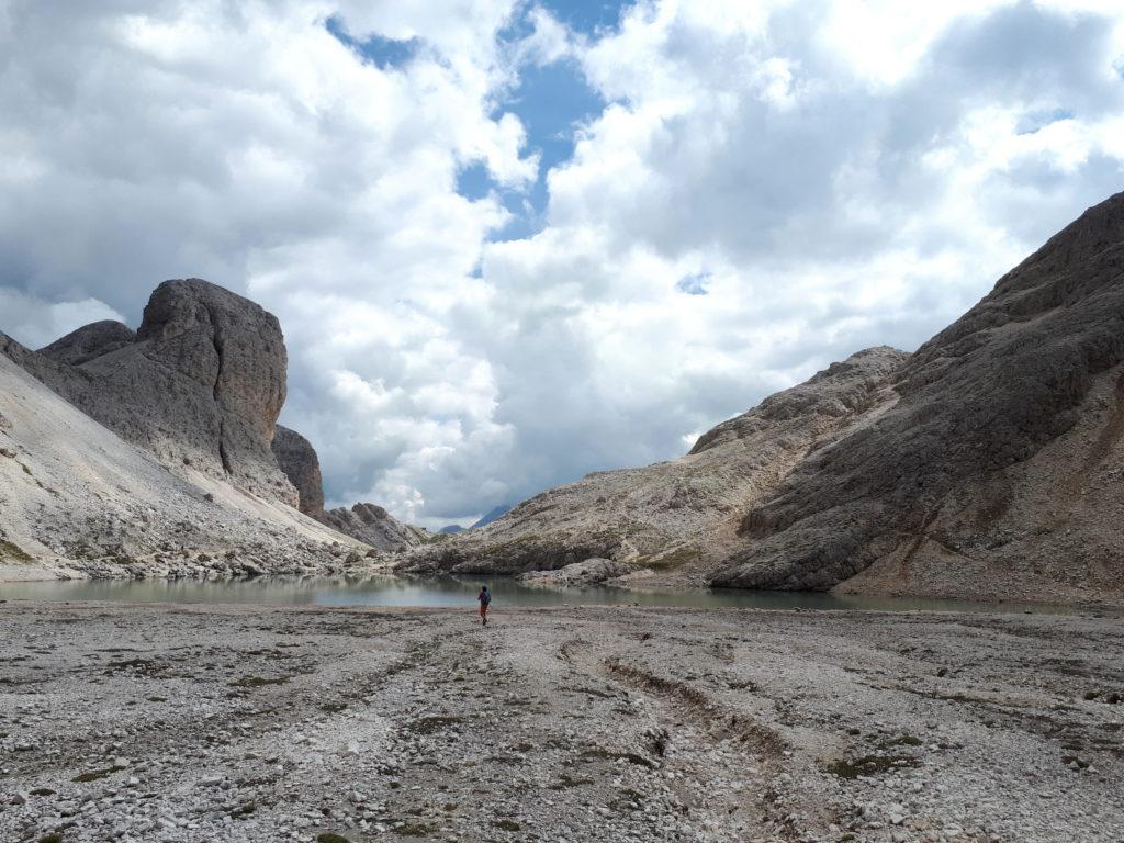 Eccoci in vista del lago di Antermoia. Il rifugio è poco oltre