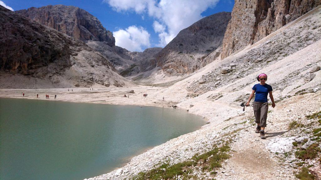 Per raggiungere il rifugio, si passa poi accanto al lago. Dietro, la valle da cui proveniamo