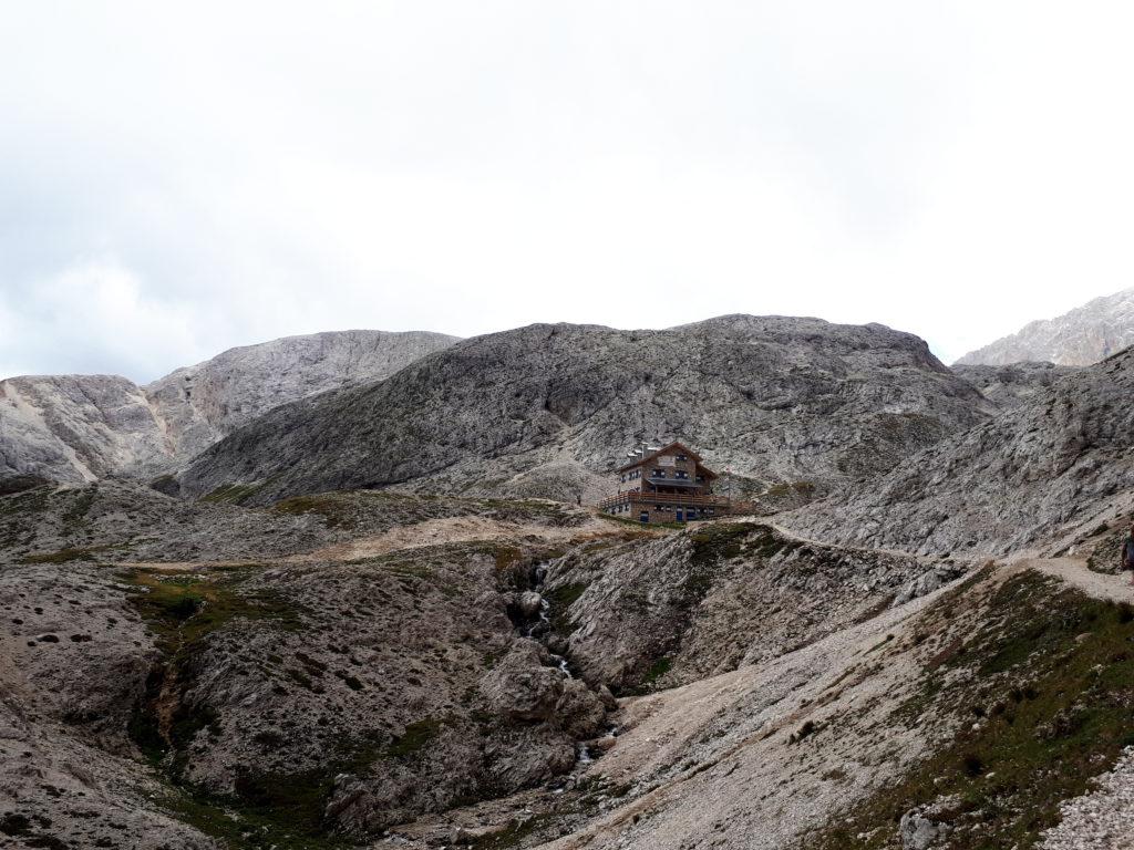 Salutiamo poi il rifugio e proseguiamo il nostro giro. Ci attende una luuuunga discesa!