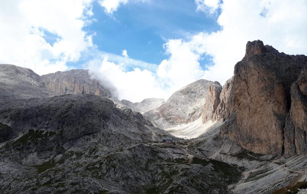 Vista del rifugio Antermoia nella sua bella location, dal passo da cui parte la discesa verso la valle Udai e la val di Dona