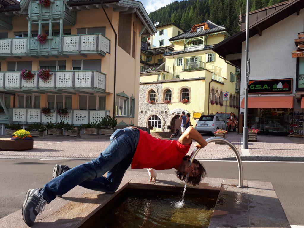 Questo sono io che cerco di abbeverarmi ad una COMODISSIMA fontana nel centro di Canazei