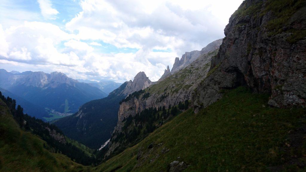 Scendiamo dalla stretta e verde Valle Udai che nel giro di un paio d&#039;ore ci riporterà alla macchina che abbiamo lasciato a Pera di Fassa