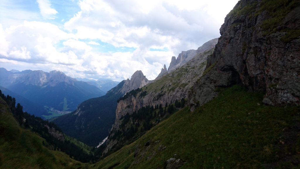 Scendiamo dalla stretta e verde Valle Udai che nel giro di un paio d'ore ci riporterà alla macchina che abbiamo lasciato a Pera di Fassa