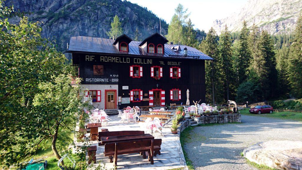 e questo, poche decine di metri più a monte, è il Rifugio Bedole, dove si dividono i sentieri per il Mandrone, da una parte e in direzione Matarot, dall'altra