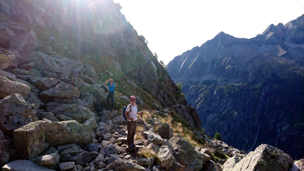 saliamo di buon passo stamattina: qui abbiamo già superato il bosco e i 2000 metri, come si evince dalla vegetazione