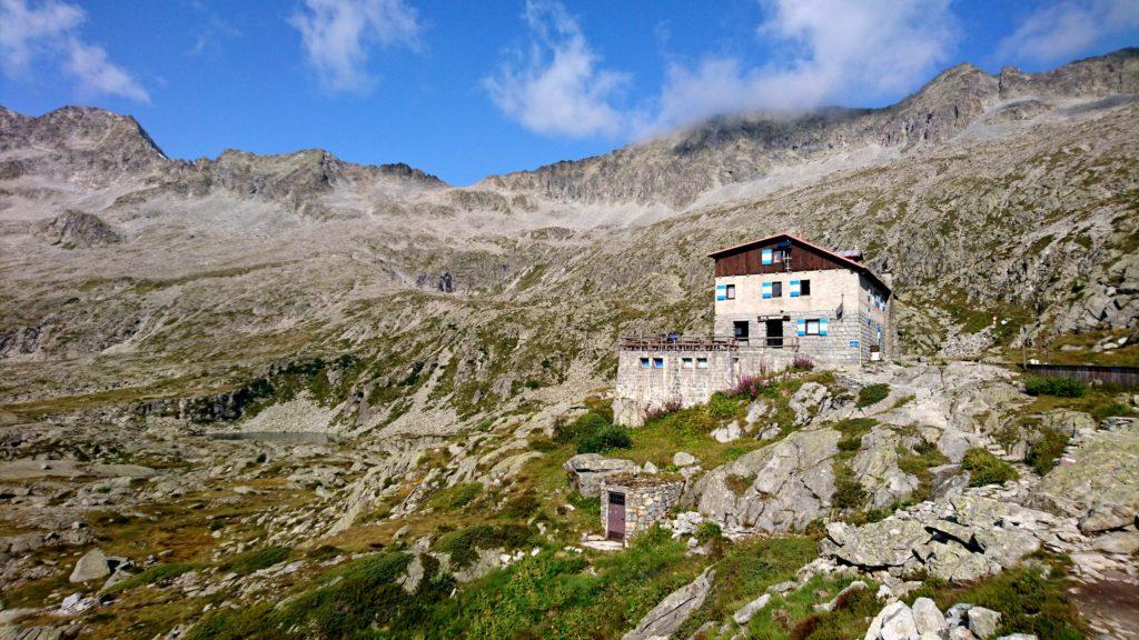 il Rifugio Mandrone nella sua cornice naturale