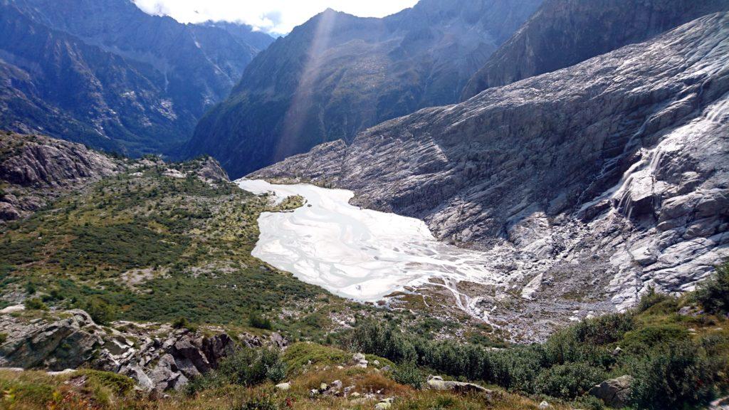 il letto del torrente ai piedi delle Cascate del Mandron, dalla foto non rende, ma è argento puro