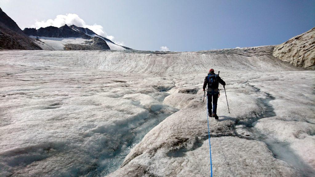 si procede in questo mare di ghiaccio, cercando la strada migliore per superare i crepacci