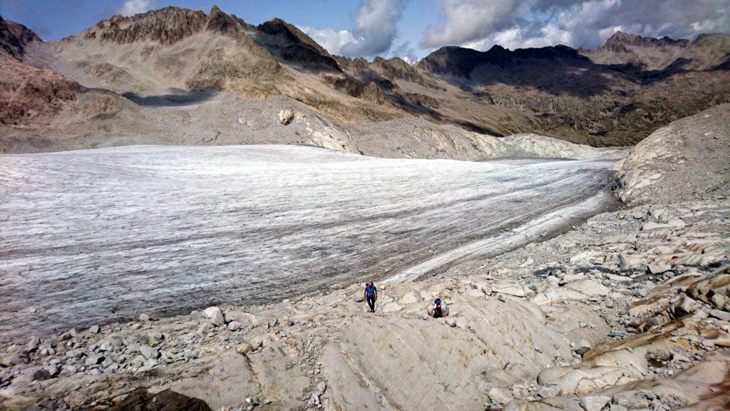 in questo punto i due lembi di ghiacciaio non sono più connessi (sigh!): bisogna procedere sulla crestina di rocce e sfasciumi che li divide