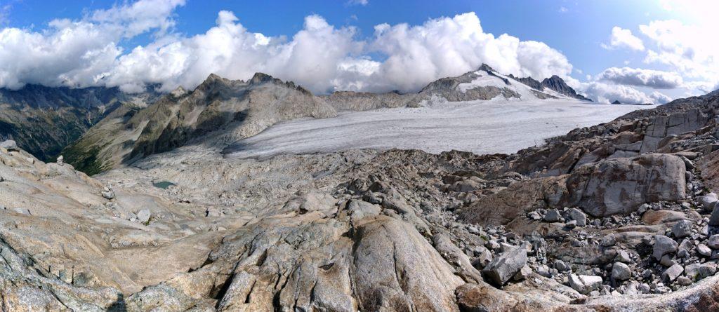 comincia la discesa: in lontananza il piccolo laghetto glaciale solo qualche anno fa lambito dal ghiacciaio