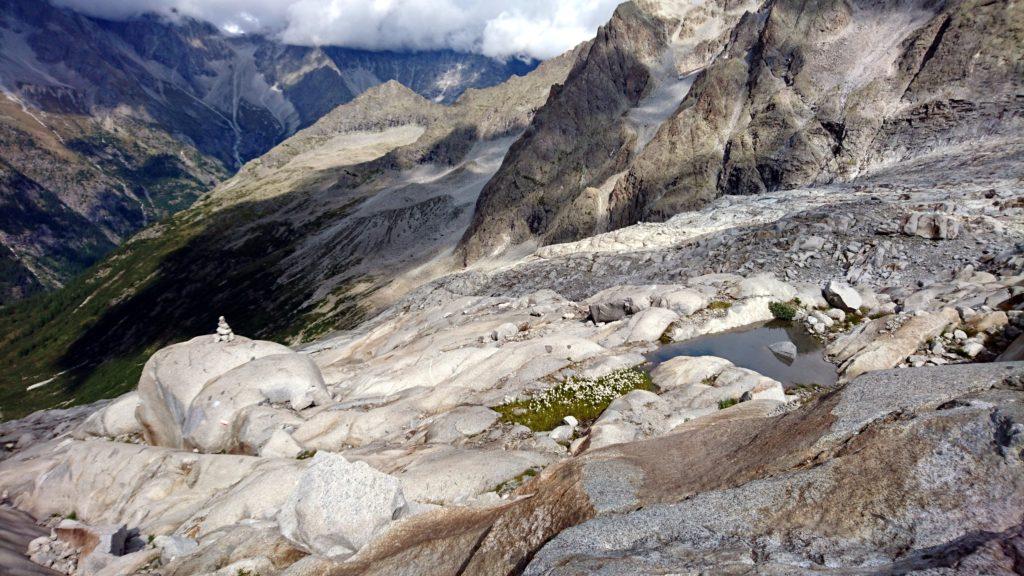 pozze di acqua di fusione rispecchiano i colori del cielo