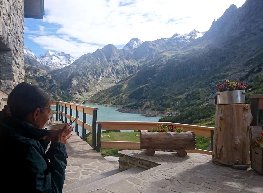 Erica si gusta una tazza di thé per riscaldarsi un po', visto il vento gelido che arriva dalla conca del Barbellino