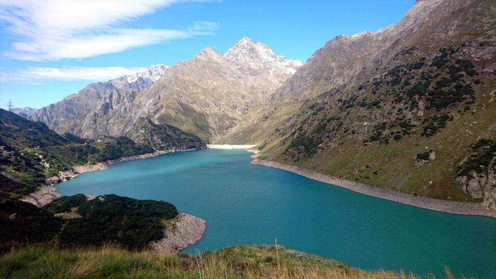 ancora il lago di Barbellino, visto però dal versante opposto e con il Pizzo Coca sullo sfondo