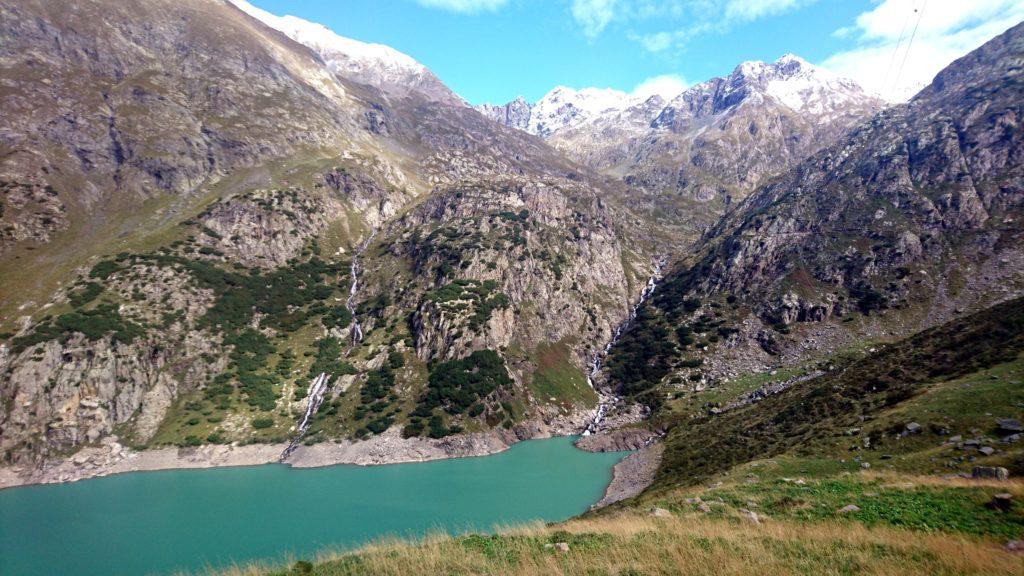 questo invece è ciò che ci aspetta. Giunti al termine del lago ed entrati nella valletta successiva, saliremo a sinistra verso il lago della Malgina