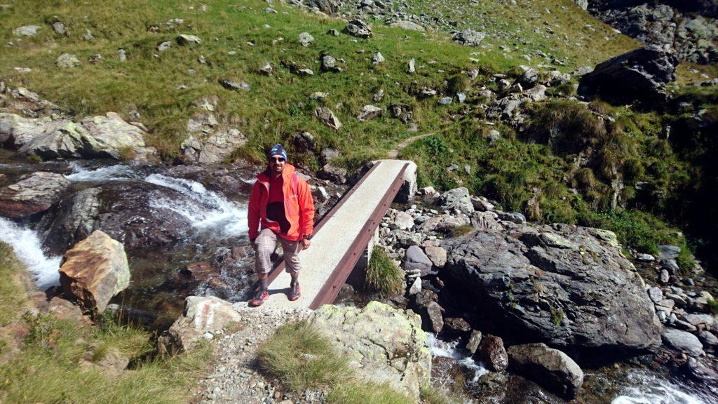 Teo al primo ponticello lungo la salita verso il lago della Malgina