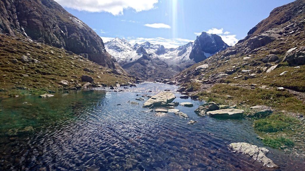 l'emissario del lago della Malgina che porta l'acqua a valle e il Recastello sullo sfondo