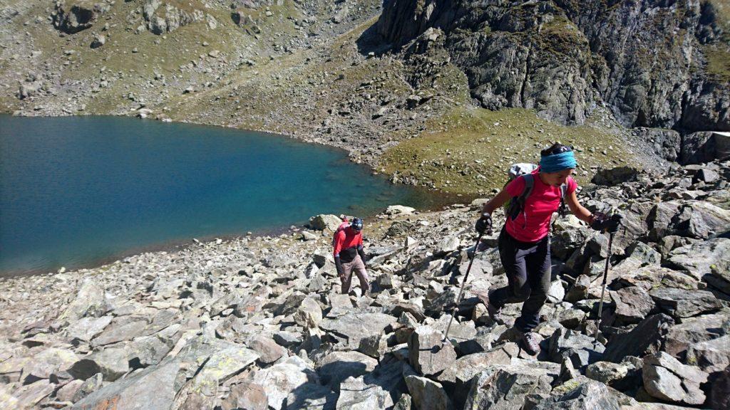 saliamo quindi per sfasciumi sul sentiero che porta verso il passo della Malgina, convinti di poter fare un anello scendendo poi dalla Valmorta