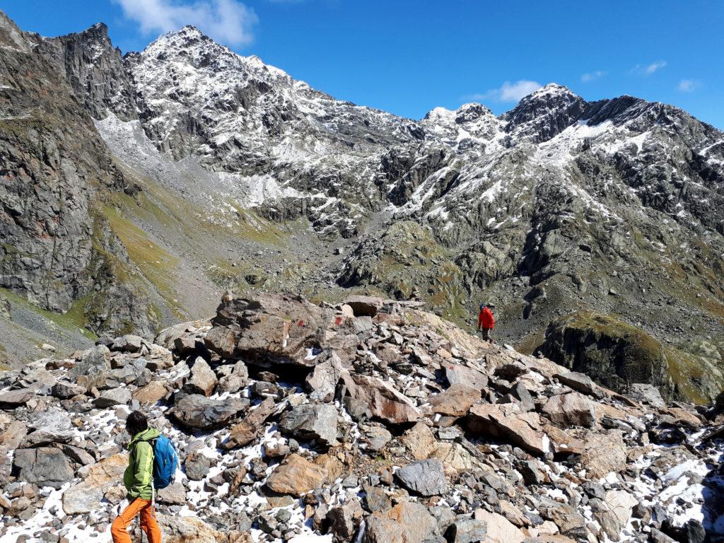 raggiungiamo una prima selletta da cui si vede il passo di Caronella sul versante opposto