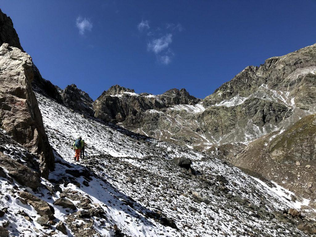 eccoci nella conca del Pizzo della Malgina. Si risalirà la valle fino quasi in fondo, per poi svoltare a destra seguendo la cresta fino al passo