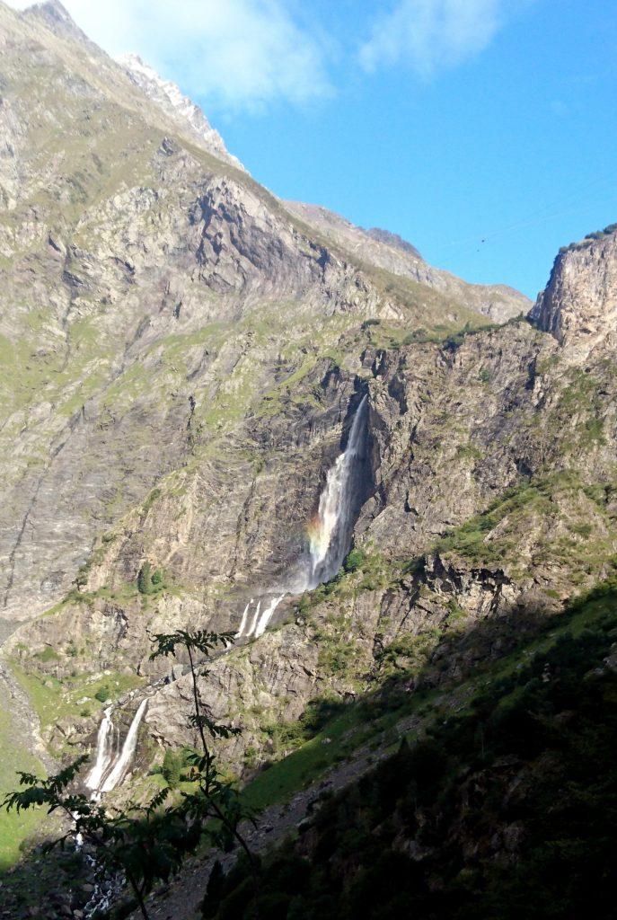 dettaglio delle cascate del Serio con l'arcobaleno del mattino