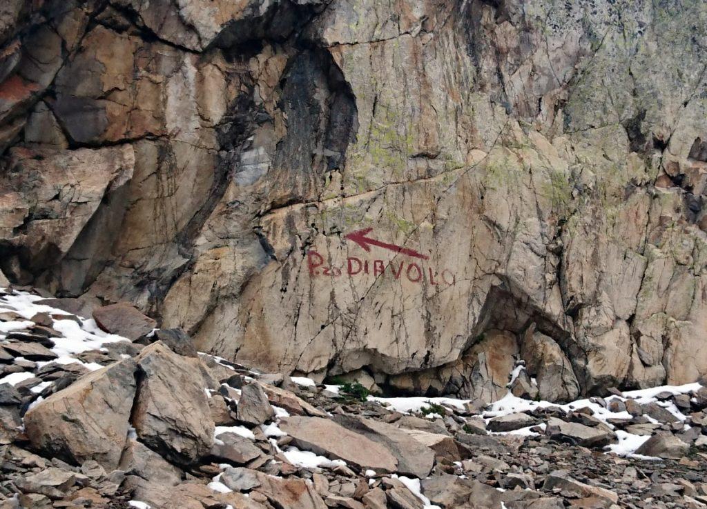 ormai manca poco al passo della Malgina e compaiono le indicazioni per la cima